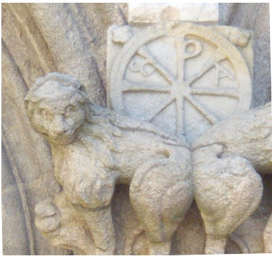 chrisme de la porte sud de la cathédrale Saint-Jacques-de-Compostelle; l'Alpha et l'Oméga sont inversés, signe que nous sommes arrivés au bout du chemin; photo JP SCHMIT